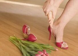 Dolor en las piernas de los tacones caminando