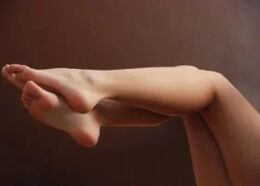 Piernas de mujeres sin venas varicosas